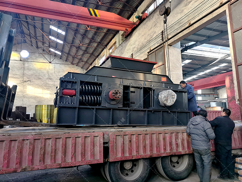 2PG1000X700對輥破碎機(jī)發(fā)往湖北恩施破碎鵝卵石