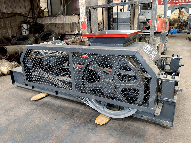 大塊煤矸石直接喂料會損壞設(shè)備？狼牙齒輥為何敢承諾'來者不拒'？