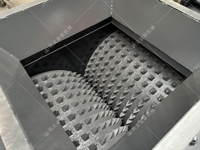 大塊煤矸石直接喂料會損壞設(shè)備？狼牙齒輥為何敢承諾'來者不拒'？